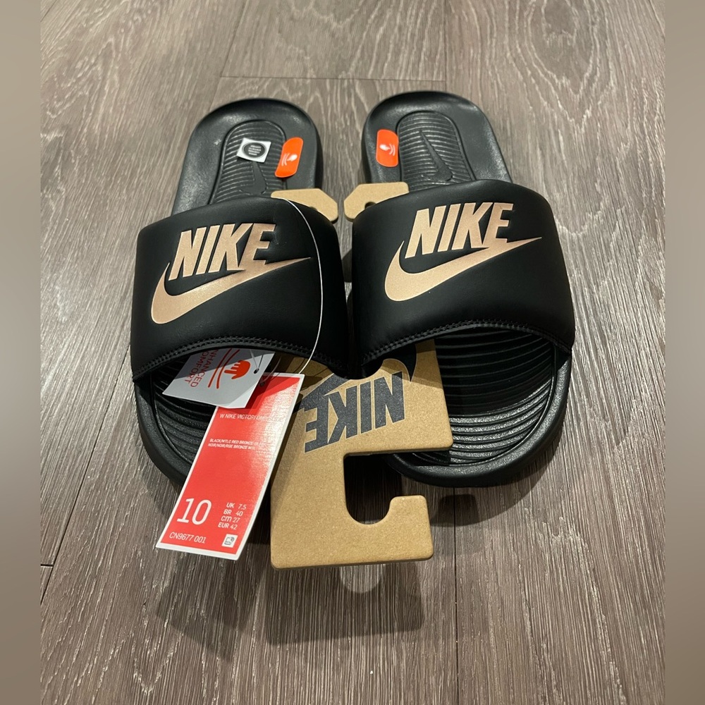 NIKE VICTORI ONE WOMEN’S SLIDES